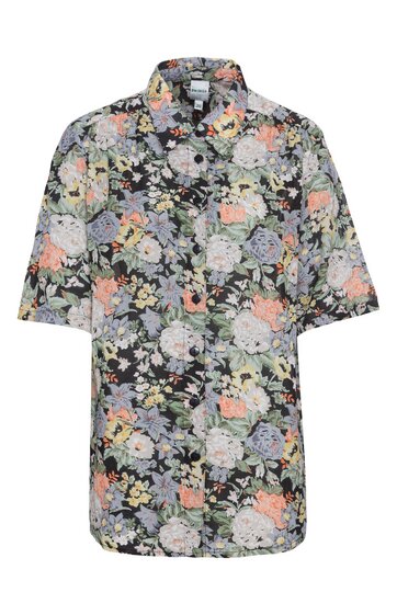 Kurzärmliges Hemd mit Blumenmuster in Weiß, Hellblau, Apricot und Hellgrün auf schwarzem Grund, Kentkragen, Frontknopfleiste, lockere Passform