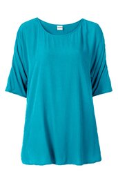 Türkisfarbene Bluse, einfarbig, Rundhalsausschnitt, locker geschnitten, halblange Ärmel mit kleinen Falten, gerade geschnitten