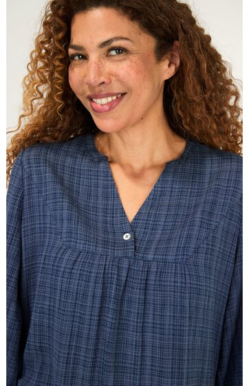 Damenbluse in dunklem Blau mit feinem Karomuster, V-Ausschnitt mit Knopf, geraffter Einsatz unterhalb der Brust, rundliches Halsausschnitt-Design, getragen von lächelnder Frau mit lockigen Haaren