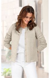 Hellbeige, leicht strukturierte Strickjacke mit Stehkragen, durchgängiger Knopfleiste, lange Ärmel, getragen von stehender Frau, gerader Schnitt