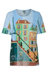 Kurzärmliges T-Shirt in Hellblau mit weißen Streifen, Motiv einer Treppe mit Fahrrad, Laternen und Häuserfassaden in Gelb, Braun und Grün, Rundhalsausschnitt, gerade geschnitten