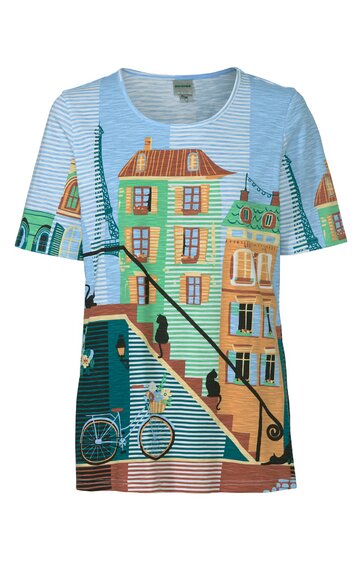 Kurzärmliges T-Shirt in Hellblau mit weißen Streifen, Motiv einer Treppe mit Fahrrad, Laternen und Häuserfassaden in Gelb, Braun und Grün, Rundhalsausschnitt, gerade geschnitten