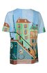 Kurzärmeliges T-Shirt in Hellblau mit aufgedrucktem Stadtdesign, Treppen, bunten Häusern, Fenstern, Fahrrädern, Katzen und Vögeln