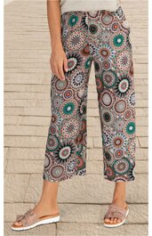 Hose in weiten Beinen, buntes Kreismuster in Türkis, Braun, Schwarz und Weiß, hoher Bund, seitliche Eingrifftaschen, knöchellang, getragen von stehender Person