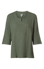 Olivgrünes T-Shirt mit Strukturmuster, kurzer Schriftkragen mit kleinem Schlitz, halblange Ärmel, gerader Schnitt