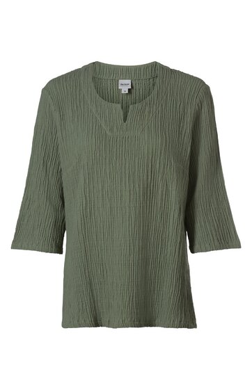 Olivgrünes T-Shirt mit Strukturmuster, kurzer Schriftkragen mit kleinem Schlitz, halblange Ärmel, gerader Schnitt