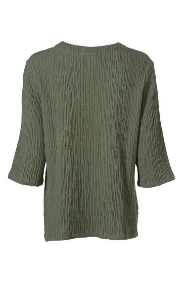 Damenbluse in khakigrün, unifarben, leichte Struktur mit feinen Falten, Rundhalsausschnitt, 3-4 Ärmel mit kleiner Rüsche am Saum, lockere Passform