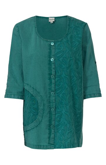 Grüne Damenbluse mit Blumenmuster auf der rechten Vorderseite, Rundhalsausschnitt, durchgehende Knopfleiste, dreiviertelärmel, runde Tasche links mit abgesetztem Stoff