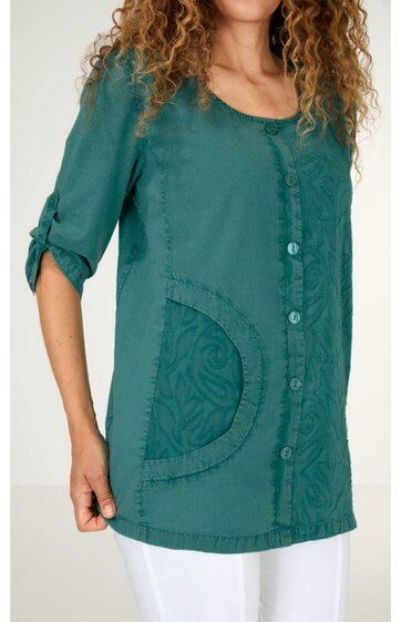 Grüne Bluse mit Paisley-Muster auf Taschen, Knopfleiste vorne, 3/4-Ärmel mit Riegel zum Krempeln, Rundhalsausschnitt, gerade geschnitten, getragen von halb sichtbarer stehender Person