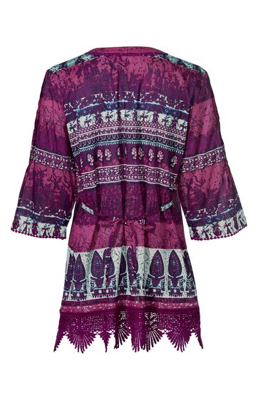 Violette Bluse mit weiß-blauem ethnischem Muster, halblange Ärmel, Rüschenabschluss an den Ärmeln, taillierter Schnitt mit Bindegürtel, Spitzenabschluss am Saum, von hinten gezeigt