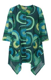 Leichte Tunika in dunklem grün mit abstraktem Muster in türkis, hellgrün und gelb, rundhals Ausschnitt, asymmetrischer Saum, dreiviertellange Ärmel, zwei aufgesetzte Taschen vorne