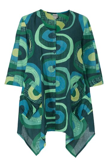 Leichte Tunika in dunklem grün mit abstraktem Muster in türkis, hellgrün und gelb, rundhals Ausschnitt, asymmetrischer Saum, dreiviertellange Ärmel, zwei aufgesetzte Taschen vorne