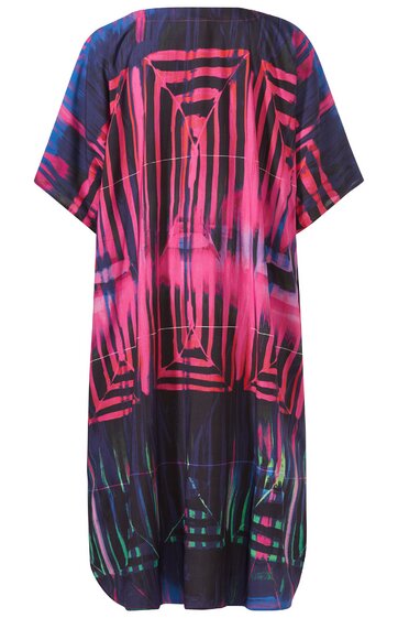 Lockeres kaftanähnliches Kleid, dunkelblau mit pinkem geometrischem Muster, rundhals, halblange lockere Ärmel, knielang, gerader Schnitt