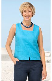 Ärmelloses helltürkisfarbenes Top mit quadratischem Ausschnitt, geradem Saum mit Schlitz vorne, getragen von lächelnder, stehender Frau, kombiniert mit dunklen Hosen, heller Hintergrund