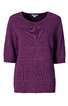 Kurzärmliges Pulloveroberteil in violett, rundhalsausschnitt, gerader Saum, feine horizontale Struktur im Strickmuster, enganliegende Ärmelenden