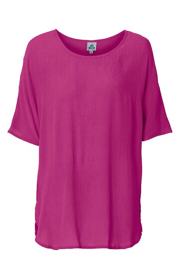 Locker geschnittenes Kurzarmshirt in Pink, rundhalsausschnitt, schlichte einfarbige Oberfläche ohne Muster oder weitere Details