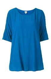 Bluse in königsblau, einfarbig, rundhalsausschnitt, halblange lose Ärmel mit angedeuteten Wickelfalten, gerade geschnitten, ohne sichtbare Verschlüsse