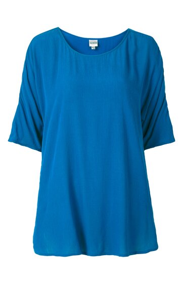 Bluse in königsblau, einfarbig, rundhalsausschnitt, halblange lose Ärmel mit angedeuteten Wickelfalten, gerade geschnitten, ohne sichtbare Verschlüsse