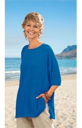 Locker sitzende Tunika in Königsblau, einfarbig, Rundhalsausschnitt, Dreiviertelärmel, Seitenschlitze, getragen von lächelnder stehender Frau am Strand
