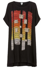 Schwarzes T-Shirt mit kurzem Arm, lockerer Form, vorne abstraktes Muster aus vertikalen Linien in Rot, Orange, Gelb und Weiß mit weißen quadratischen Spiralen