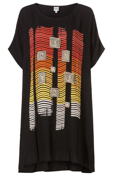 Schwarzes T-Shirt mit kurzem Arm, lockerer Form, vorne abstraktes Muster aus vertikalen Linien in Rot, Orange, Gelb und Weiß mit weißen quadratischen Spiralen