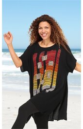 Schwarzes Oversize-Shirt mit buntem Streifenmuster in Rot, Gelb, Weiß und Orange, Rundhalsausschnitt, kurze Fledermausärmel, gerade geschnittener Saum, getragen von stehender Frau am Strand