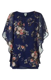 Dunkelblaues Oberteil mit floralem Muster in Rosa, Weiß und Grün, kurzärmlig mit weit geschnittenen, transparenten Flügelärmeln, rundem Ausschnitt, lockere Passform