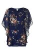 Dunkelblaues Oberteil mit floralem Muster in Rosa, Weiß und Grün, kurzärmlig mit weit geschnittenen, transparenten Flügelärmeln, rundem Ausschnitt, lockere Passform