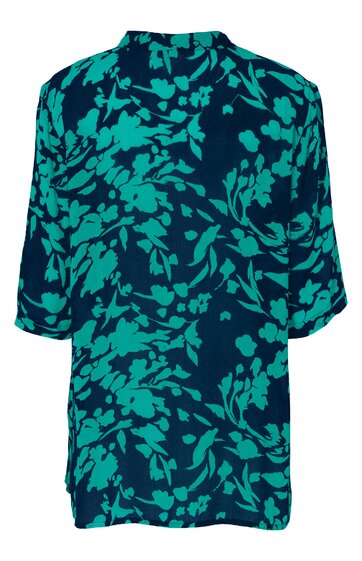 Bluse in dunklem Tannengrün mit hellgrünem Blattmuster, Hemdblusenkragen, 3/4-Arm, gerade geschnitten