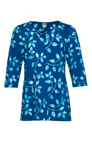 Blaues Damenoberteil mit heller Blattornamentik, Rundhalsausschnitt, dreiviertellange Ärmel, gerade geschnitten