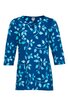 Blaues Damenoberteil mit heller Blattornamentik, Rundhalsausschnitt, dreiviertellange Ärmel, gerade geschnitten
