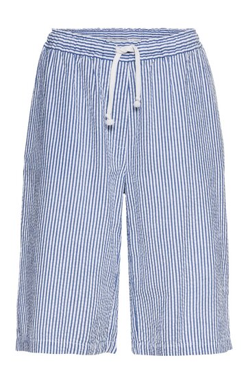 Hose in Capri-Länge, weiß mit blauen senkrechten Streifen, elastischer Bund mit weißer Kordel, gerade geschnitten, ohne weitere Details