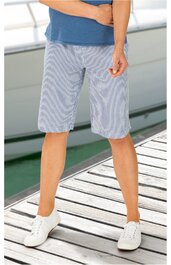 Herrenbermuda, hellblau mit weißen senkrechten Streifen, ohne Muster, gerade geschnitten, mit Hosentaschen, getragen von stehender Person, leichte, knielange Shorts