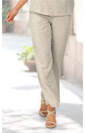 Beige helle Damenhose, gerade geschnitten, ohne Muster, Bund mit verdecktem Verschluss, getragen von stehender Person, leichte Stoffstruktur sichtbar