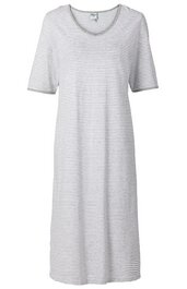 Knielanges, weißes Kleid mit dünnen schwarzen Querstreifen, Rundhalsausschnitt, halblange Ärmel, gerade geschnitten