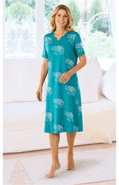 Knielanges türkises Nachthemd mit weißen Elefantenmustern, kurzer Ärmel, V-Ausschnitt, gerade geschnitten, getragen von lächelnder Frau in stehender Pose, leichtes lockeres Material