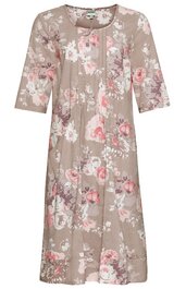 Knieumspielendes Kleid in hellem Taupe mit floralem Muster in Weiß und Rosa, Rundhalsausschnitt, halbe Ärmel, Knopfleiste mit drei Knöpfen, leichte Falten in der vorderen Mitte