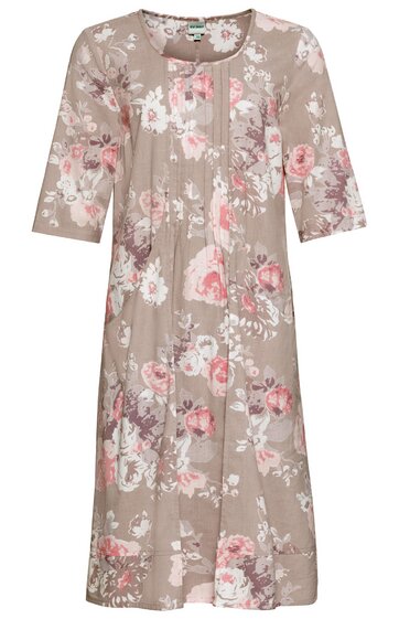 Knieumspielendes Kleid in hellem Taupe mit floralem Muster in Weiß und Rosa, Rundhalsausschnitt, halbe Ärmel, Knopfleiste mit drei Knöpfen, leichte Falten in der vorderen Mitte