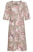 Knieumspielendes Kleid in hellem Taupe mit floralem Muster in Weiß und Rosa, Rundhalsausschnitt, halbe Ärmel, Knopfleiste mit drei Knöpfen, leichte Falten in der vorderen Mitte