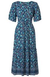 Midikleid in Blau mit Paisley-Muster in Türkis und Dunkelblau, kurze Puffärmel, Rundhalsausschnitt, tailliert mit Kordelzug, Stufenrock mit Bordürenmuster am Saum