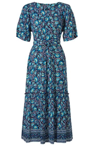Midikleid in Blau mit Paisley-Muster in Türkis und Dunkelblau, kurze Puffärmel, Rundhalsausschnitt, tailliert mit Kordelzug, Stufenrock mit Bordürenmuster am Saum