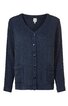 Dunkelblauer Cardigan mit feinem Rautenmuster, V-Ausschnitt, lange Ärmel, Knopfleiste mit fünf blauen Knöpfen, zwei aufgesetzte Taschen vorne, gerade geschnitten