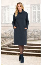 Dunkelblaues, knielanges Kleid mit Rollkragen, langärmelig, seitliche Eingrifftaschen, getragen von stehender Frau, gerade geschnitten