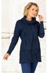 Dunkelblauer Pullover mit Stehkragen, längere Form, feines Zopfmuster vorne, lange Ärmel, getragen von stehender Frau, lockere Passform