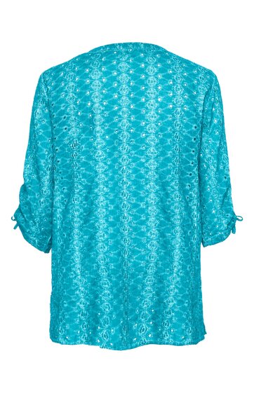 Türkisblaues Langarmshirt mit Allover-Blumenmuster, Rückenansicht, Ärmel mit aufgekrempelten Manschetten und Schlaufenverschluss, gerade geschnitten