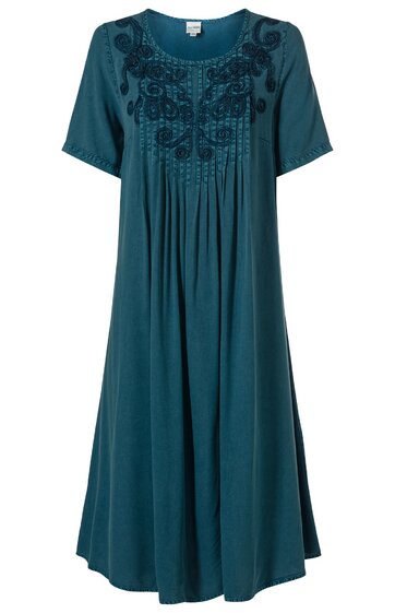 Dunkeltürkises Kleid mit kurzen Ärmeln, Rundhalsausschnitt, besticktem floralem Muster auf Brust und Schultern, locker fallend, knöchellang
