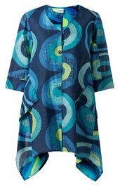 Auffällige Tunika in Dunkelblau mit grünen, hellblauen und gelben wellenförmigen Mustern, lange Ärmel, rundhalsausschnitt mit kurzem Stehkragen, asymmetrischer Saum, durchgehende Knopfleiste vorne