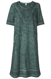 Dunkelgrünes midikurzes Kleid mit kurzen Ärmeln, Rundhalsausschnitt mit detaillierter Spitzenapplikation vorne, gerade geschnitten, feines strukturiertes Muster