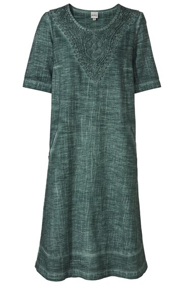 Dunkelgrünes midikurzes Kleid mit kurzen Ärmeln, Rundhalsausschnitt mit detaillierter Spitzenapplikation vorne, gerade geschnitten, feines strukturiertes Muster