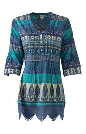 Blau-türkise Tunika mit ethnischem Muster, V-Ausschnitt, Knopfleiste, 3/4-Ärmel mit Raffung, gerade Form, durchbrochener Saum